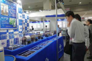 第29回 機械要素技術展 [大阪] フジコーブース展示品を見るお客様